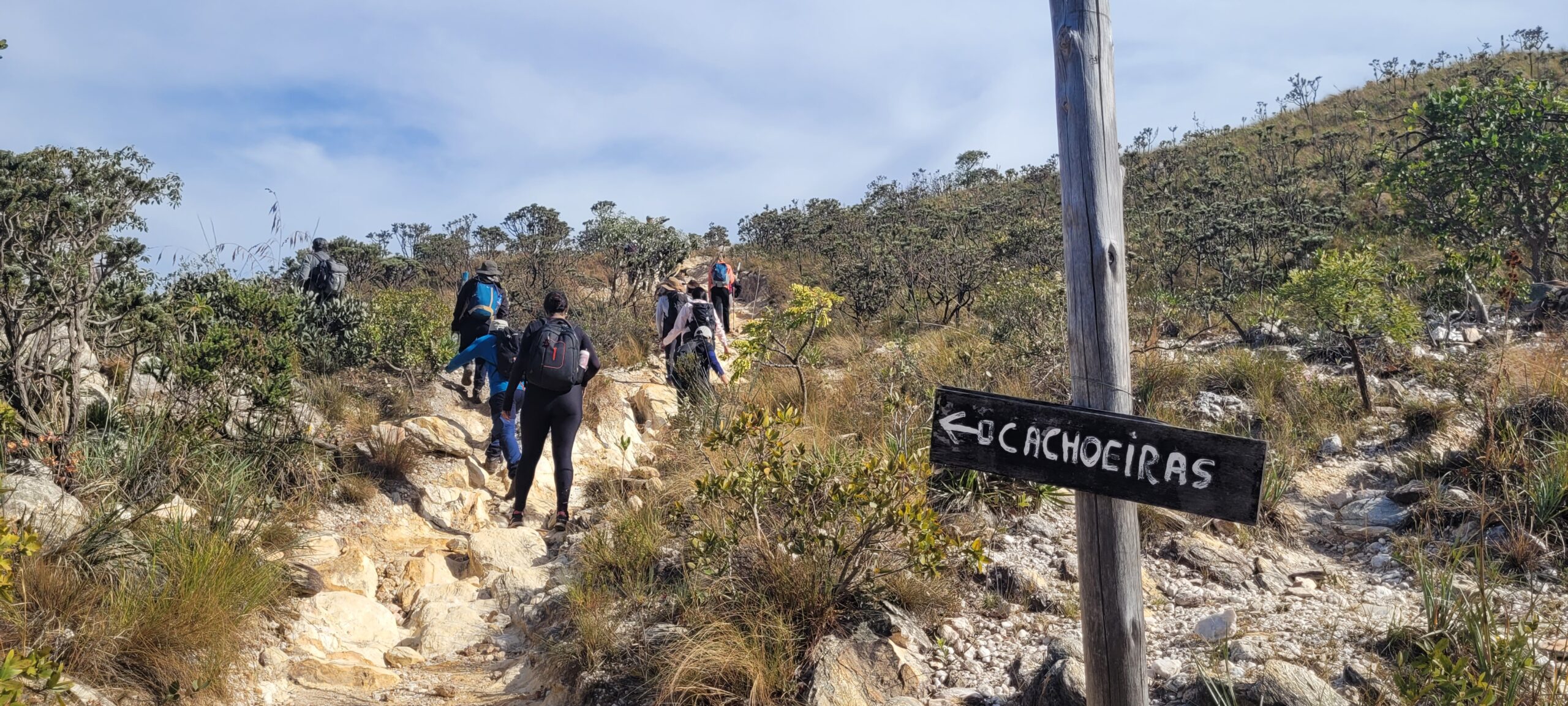 “Trilheiro subindo na unha em pedra íngreme – glossário trilha mineiro”