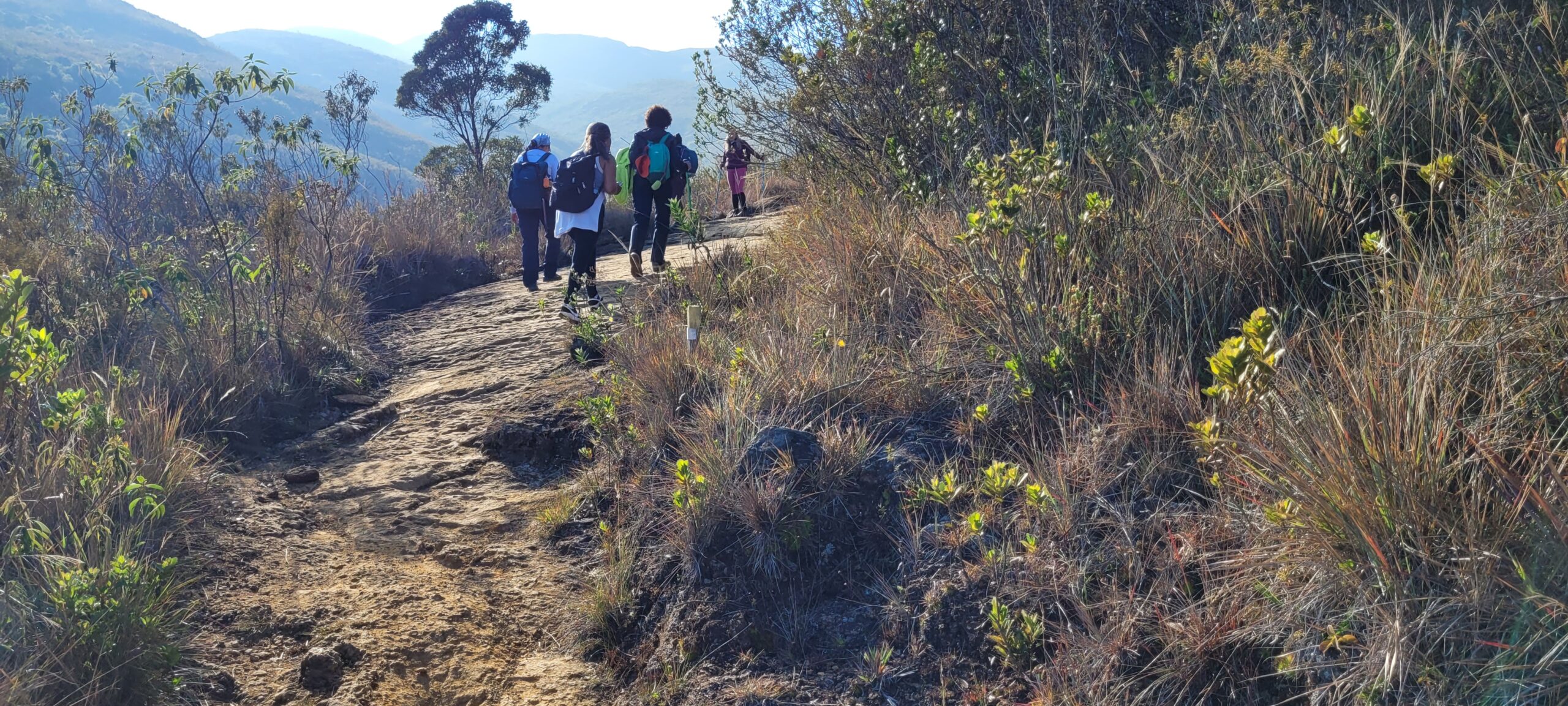 “Bota fincando pé em subida de pedra – glossário trilha mineiro”